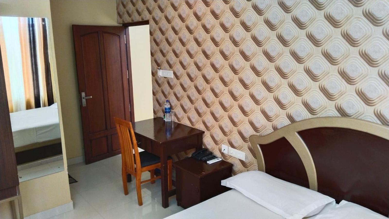 Hotel Falcon Thiruvananthapuram Екстериор снимка